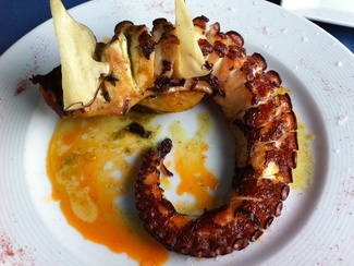 Pulpo al grill, aceite de pimentón y crema de cilantro