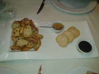 Foie con compota de manzana, reducción balsámica y pan de pasas y nueces