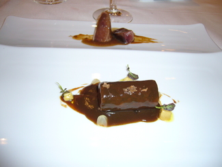 Liebre a la royal con crema de ciruelas frescas