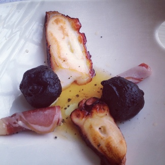 Pulpo ahumado con jamón ibérico, patata negra y consomé de jamón