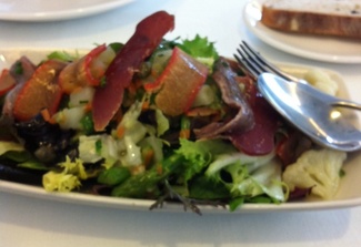 Ensalada de Salazones con Brotes Tiernos y Hortalizas