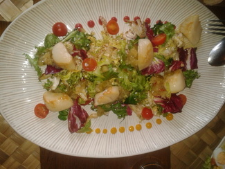 Ensalada de vieiras plancha con verduritas al martini blanco