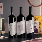 LADYSSENYADORA imprime una etiqueta Única con tinta de Vino