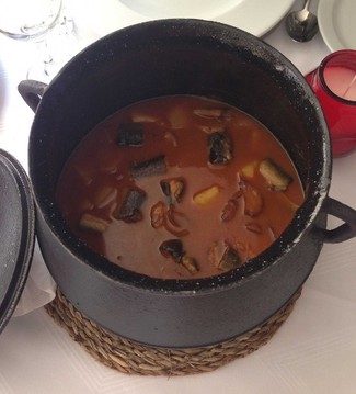 Anguilas en allipebre: Recetario de Cocina y Clos de La Vall 2012