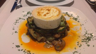 Verduras y rulo de queso