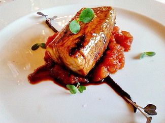 Bonito caramelizado en teriyaki y fondo oscuro de sus espinas y tomate frito de miel de romero