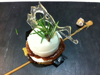 “Mel i Mató” con Bizcocho de Frutos Secos, Crujiente de Piñones y Avellanas Garrapiñadas