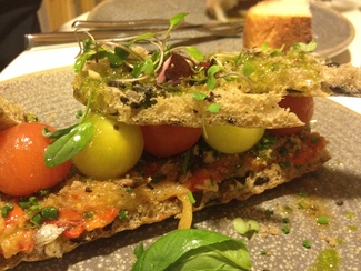 Coca de aceituna negra de Aragón, escalibada y capellans