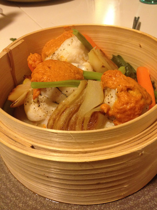 Pescadilla al vapor con verduras y romescu