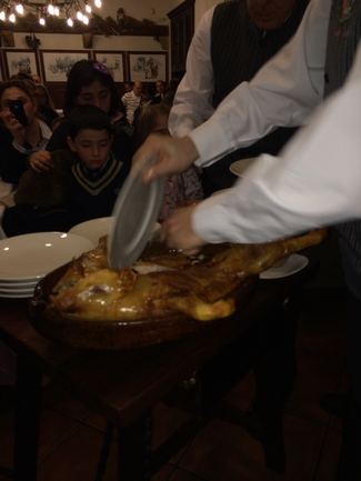 Cortando el cochinillo