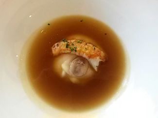 Cigala asada con tuétano atemperado y crema de coliflor