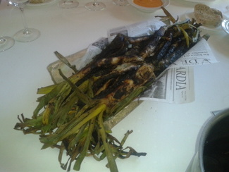 Calçots presentados en teja y periódicos