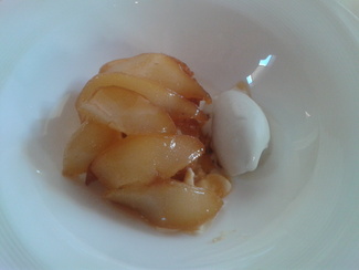 Peras al vino con helado de queso azul