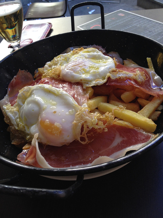 Huevos rotos con jamón