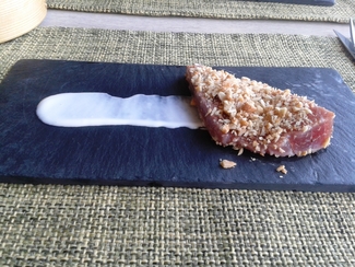 Atún con crosta de Cacahuete