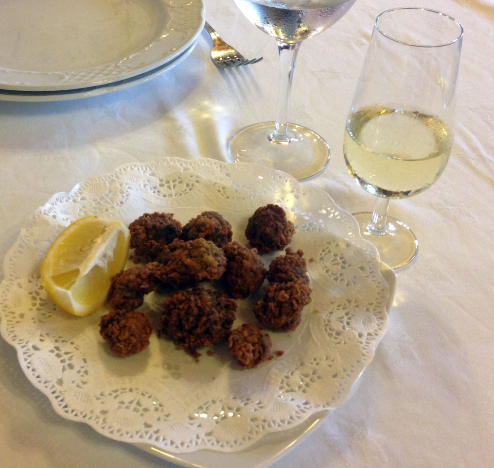 Ortiguillas, comiendo anémonas