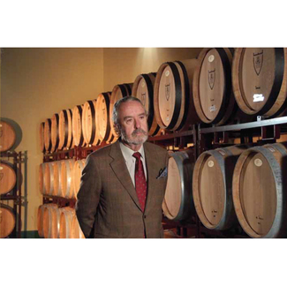 El Marqués de Valdueza en la sala de las barricas
