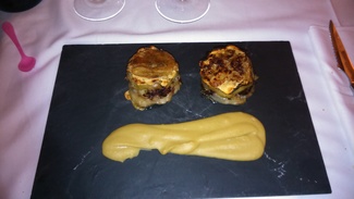 Crujiente de pie de cerdo relleno de botifarra negra y calamar