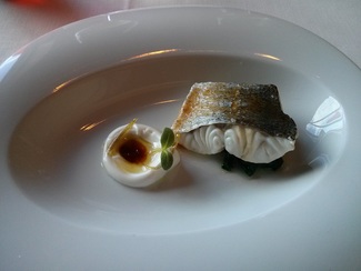 Merluza al vapor con pil pil de lima limón y espinacas