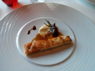 Cochinillo asado con puré de patata y foie