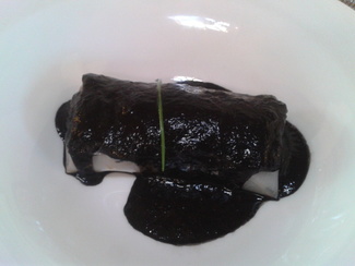 Canelones de txipirones en su tinta