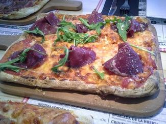 Pizza bresaola y rúcula