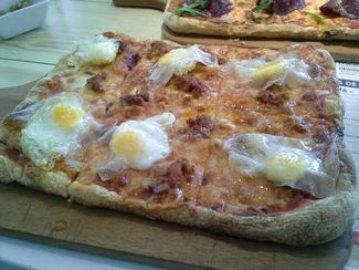 Pizza chorizo y huevo