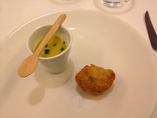 Crema de verduras y buñuelo de bacalao