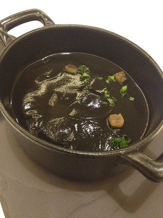 Chipirones rellenos en su tinta