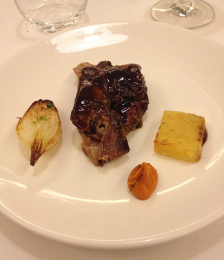 Paletilla de cordero con cebolleta a la brasa y puré de calabaza asada