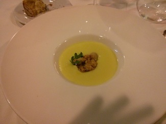 Crema de espárragos con zamburiñas y huevas