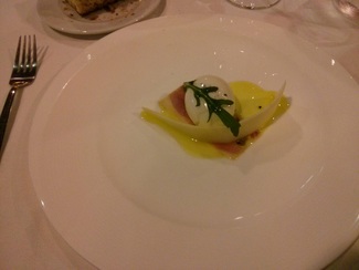 Huevo, lacón trufado y parmesano