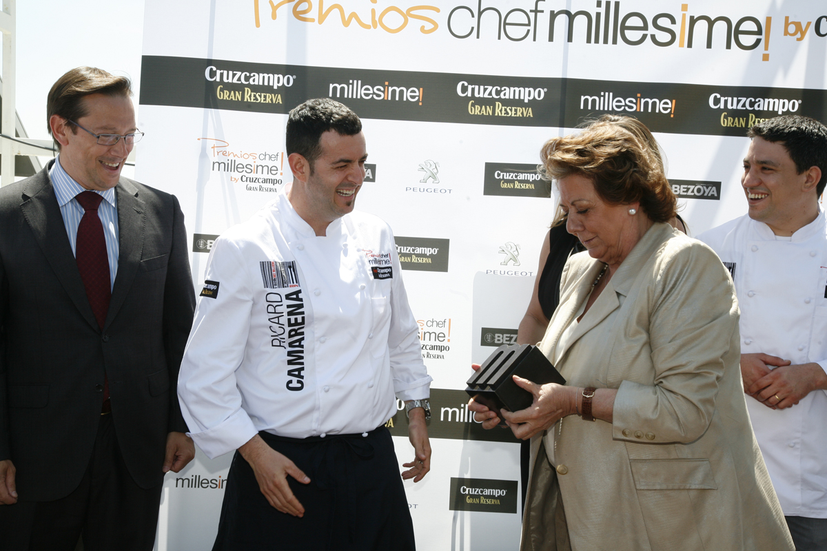 Ricard Camarena recoge el premio Chef Millesime by Cruzcampo Gran Reserva, entregado por la alcaldesa de Valencia