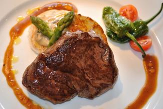 Solomillo de ternera, escalopa de foie y deluxe de champiñón