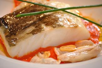 Bacalao asado, suave de piquillo y cocochas