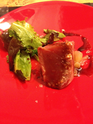 Atún fresco con ensalada de crudités y salsa Teriyaki