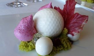 Pelota de Golf, chocoate blanco, frambuesas, pistachos y violeta 
