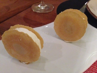 Corte de helado de queso parmesano