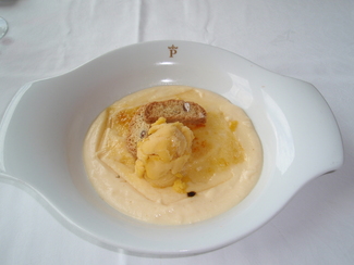 Crema catalana caramelizada con helado de naranja