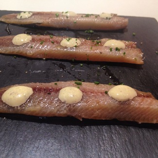 Sardina ahumada con salsa tártara