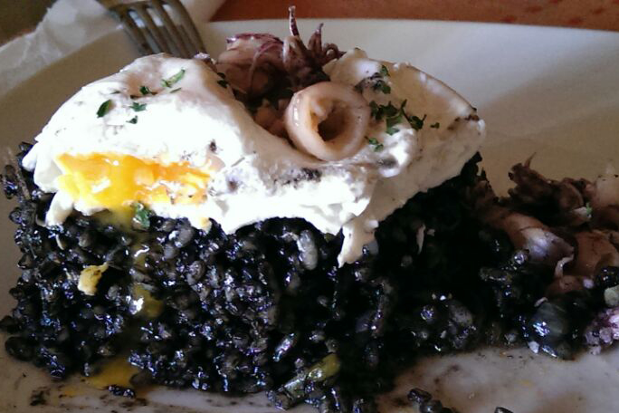 Receta de arroz negro con huevo escalfado y chipirones
