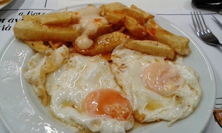 Huevos Fritos con Bravas Bar Tomás de Barcelona