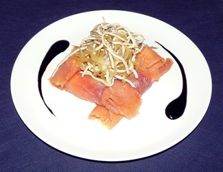 Envoltinis de salmon con gulas