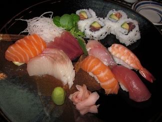Combi de nigiri, maki y sashimi