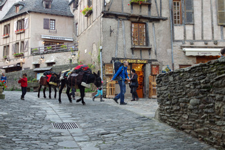  Hotel ( a la izquierda) y peregrinos