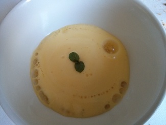 Espuma de maracuyá con helado de coco