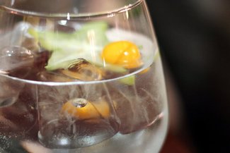 ¿Cómo se fija el precio de los cócteles?