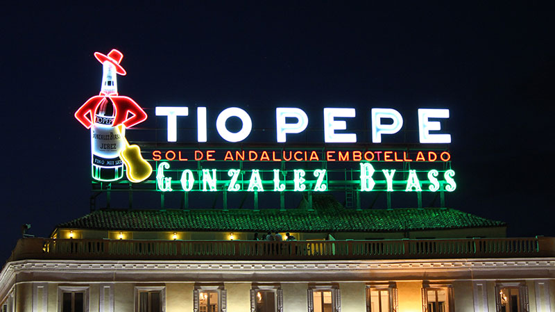 Nochevieja en Madrid, iluminada por el luminoso de Tío Pepe