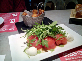 Ensalada de tomate y raviolis liquidos de mozzarella y croquetas de ceps y foie