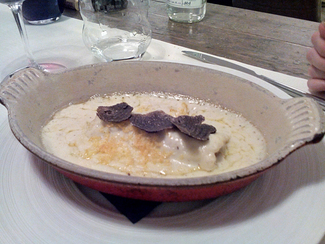 Canelón trufado de "carn d'olla" con laminas de trufas melanosporum